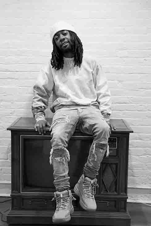 Black and white photo of LongLivePhoenix sitting on old, floor model TV.